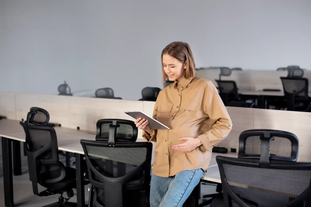 une femme qui travail debout avec des chaises ergonomiques