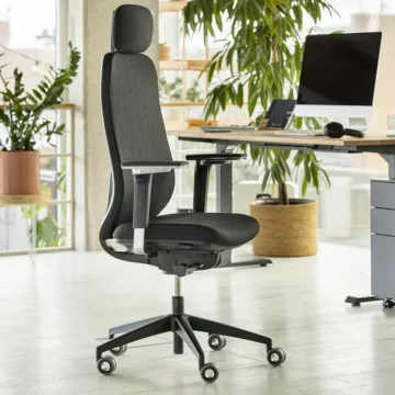 fauteuil de bureau ergonomique Ergotopia MasterBabk Pro avec un bureau assis debout