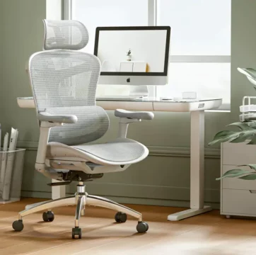 fauteuil de bureau ergonomique sihoo doro c300 avec bureau assis debout et un ordinateur