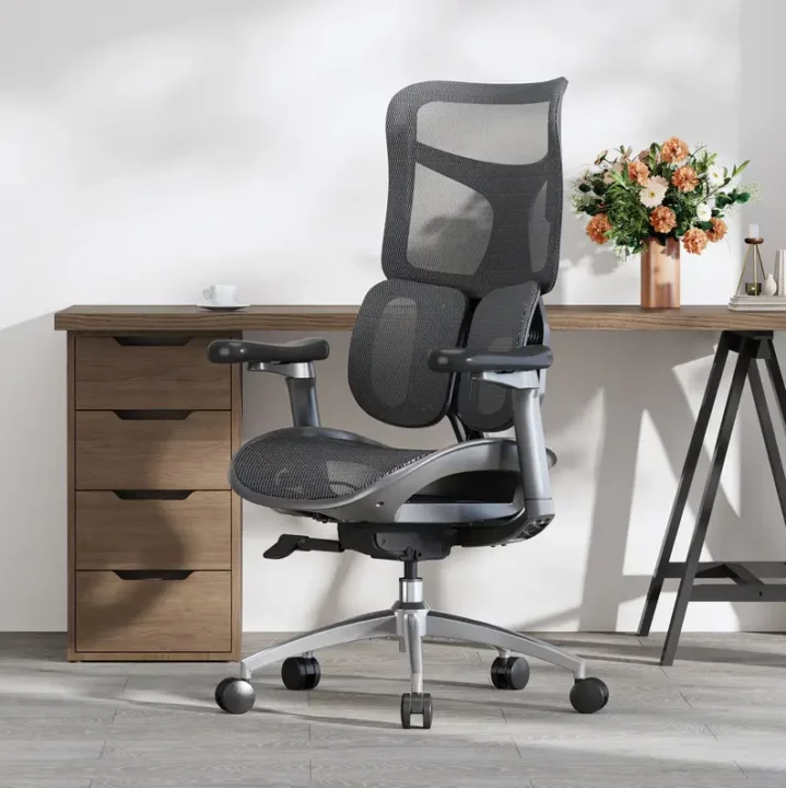 fauteuil de bureau ergonomique sihoo doro s100 noir avec un bureau et des fleur