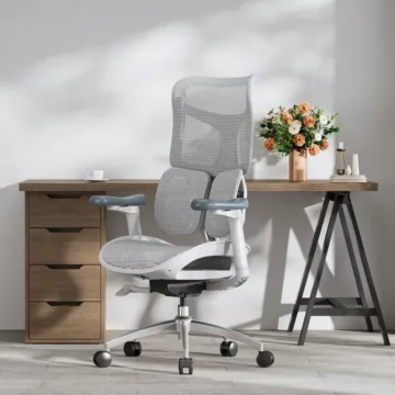 fauteuil de bureau ergonomique sihoo doro s100 blanc avec un bureau et des fleur