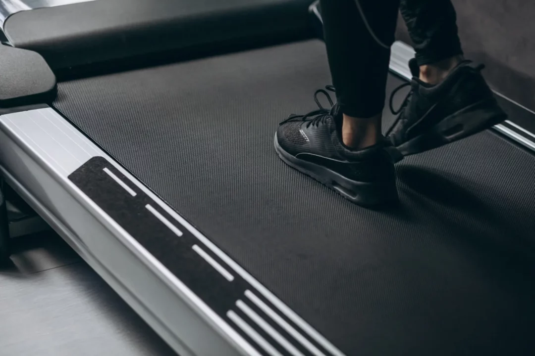 travailler debout au bureau avec un tapis de marche (5)