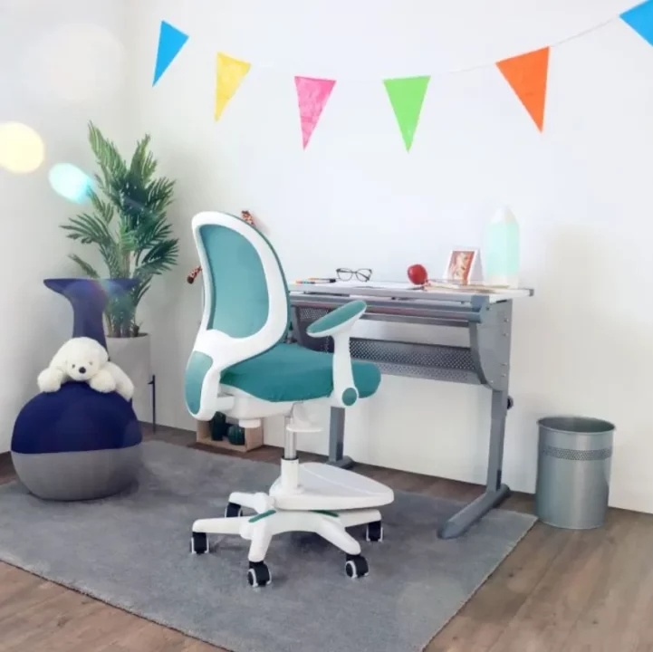 chaise ergonomique pour enfant hjh office kid ergo avec bureau gris et décoration