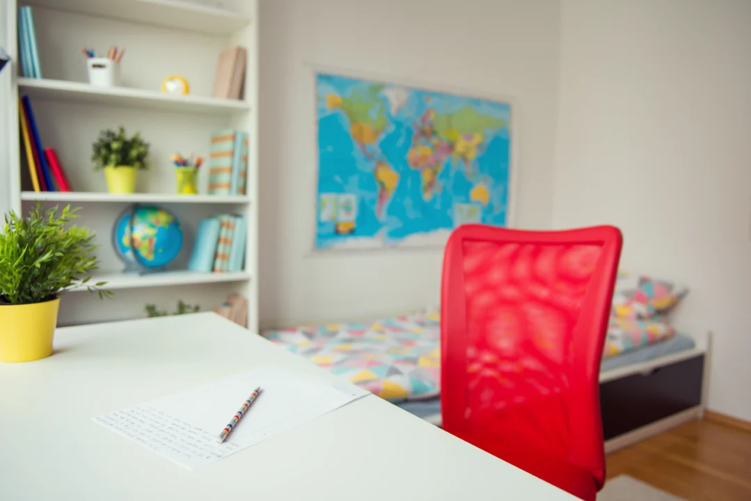 vue rapprochée dans livre sur un bureau avec une chaise ergonomique