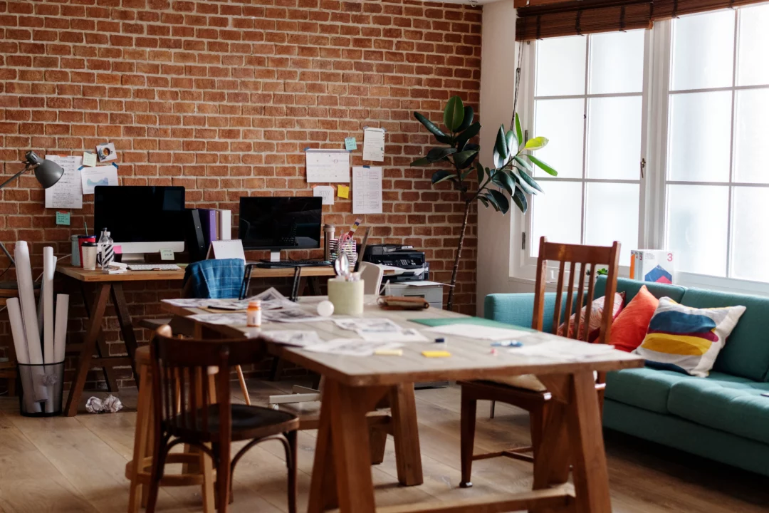Bureau dans un salon style industrielle