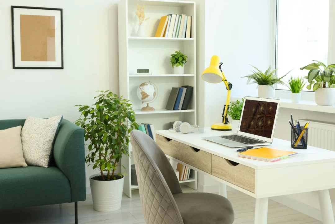 Bureau dans un salon style moderne