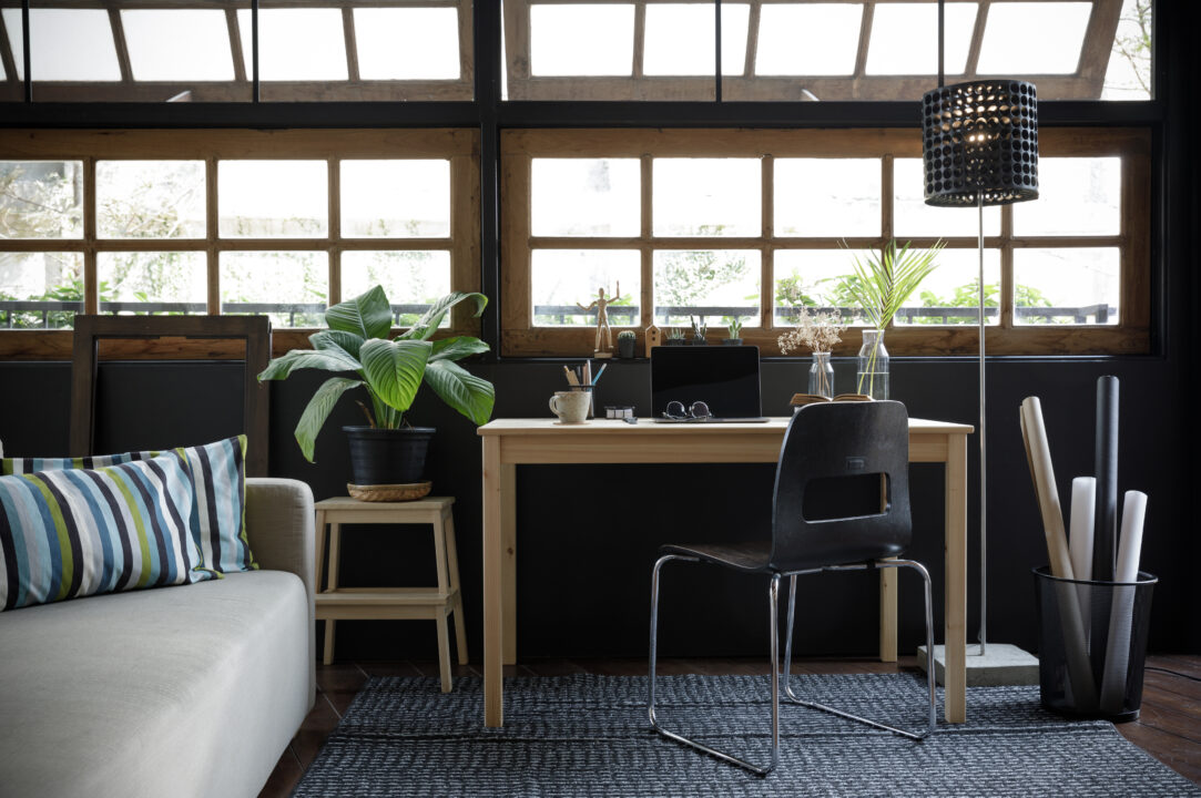 bureau moderne dans un salon pour le télétravail