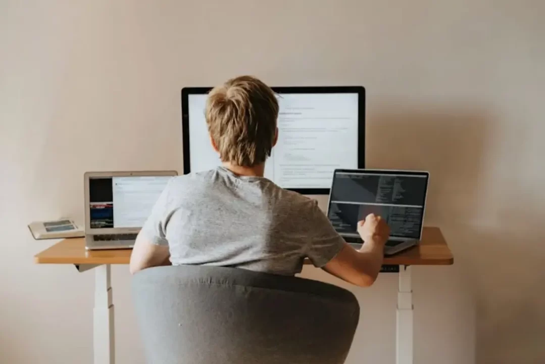 utilisateur qui travaille avec un bureau assis-debout aum world advanced essential