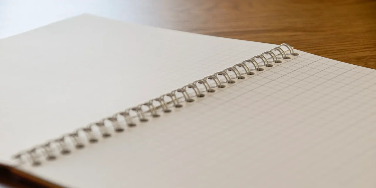 Vue rapprochée de l'intérieur du carnet mathbook A5 MOYU