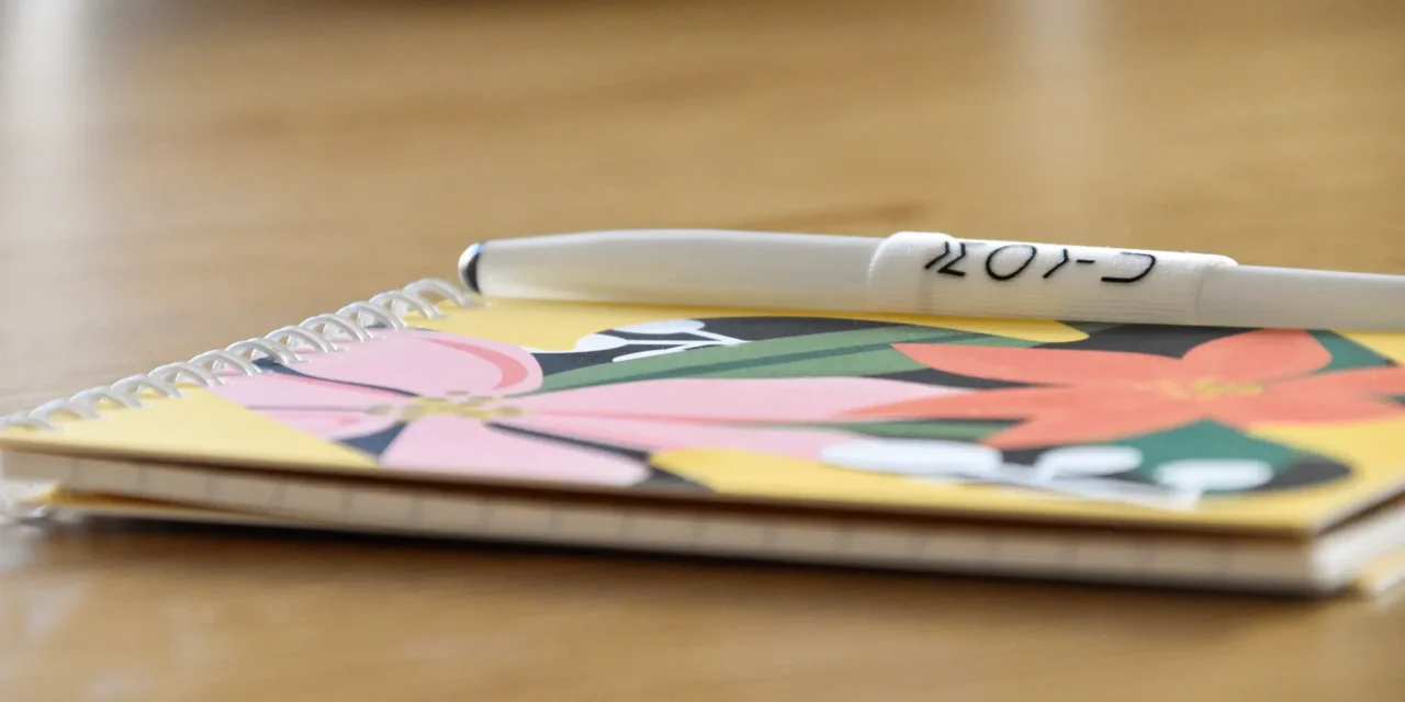 Vue rapprochée de l'extérieur du carnet Flower Vibes A6 MOYU