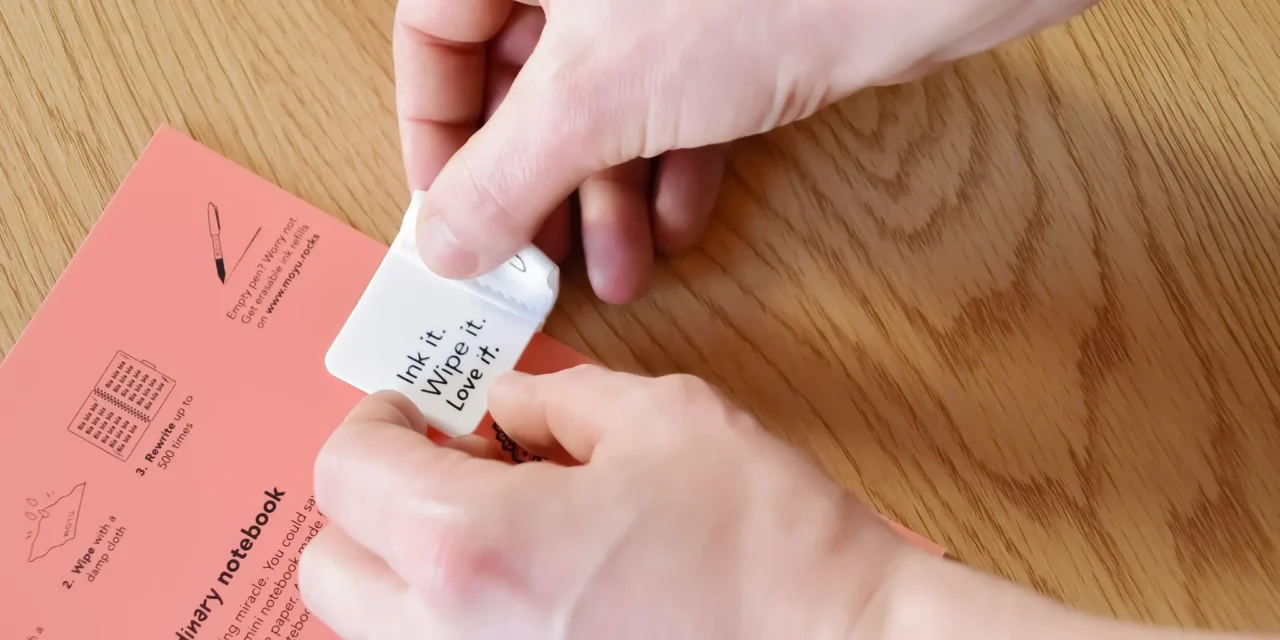 Utilisateur collant la languette MOYU servant à ranger les stylos